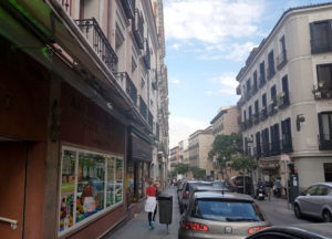 Calle de Madrid en la que vemos en primer plano, a la izquierda, antigua Farmacia Gómez Pamo. Enfrente, domicilio de Juan Ramón Gómez Pamo y Fernando Fresno.