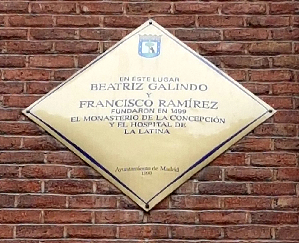 Placa en honor a Beatriz Galindo y Francisco Ramírez