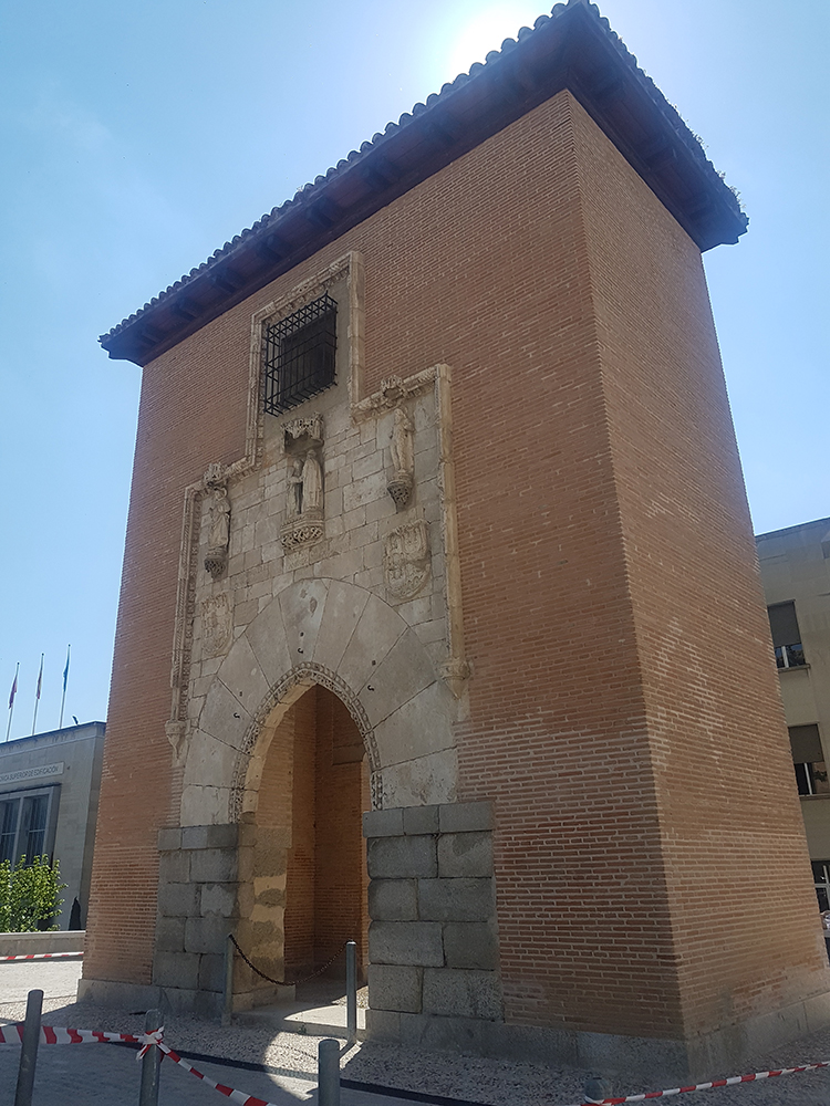Restos de la puerta de la fachada del antiguo Hospital de La Latina