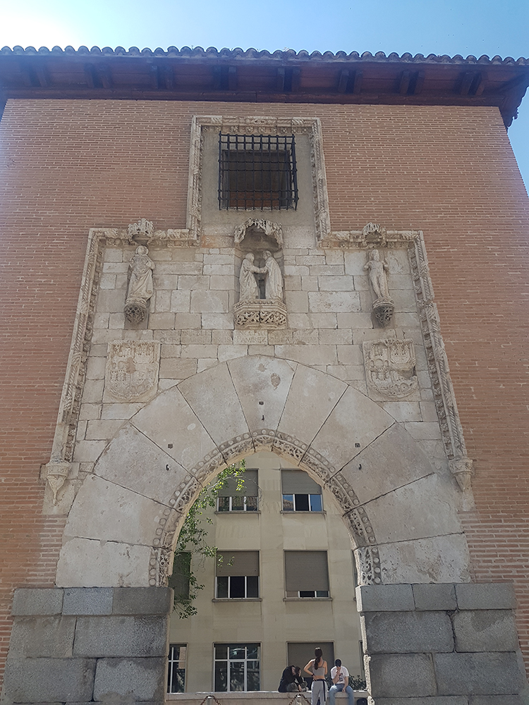 Detalle puerta fachada Hospital de La Latina